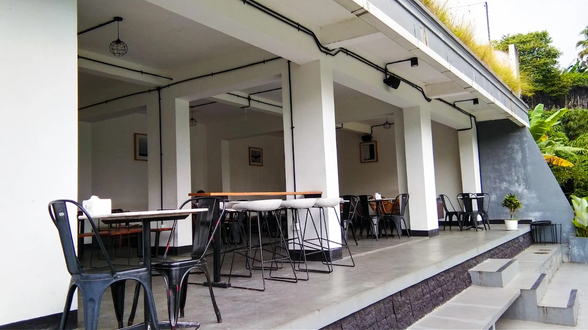 Minimalist and Modern Outdoor Café Design